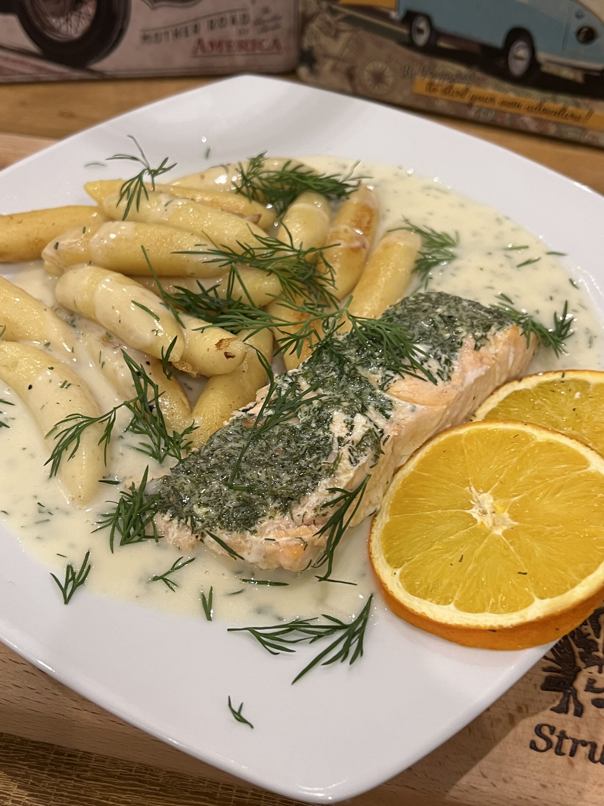 Read more about the article Ofenlachs in Orangen-Dill-Sahnesauce